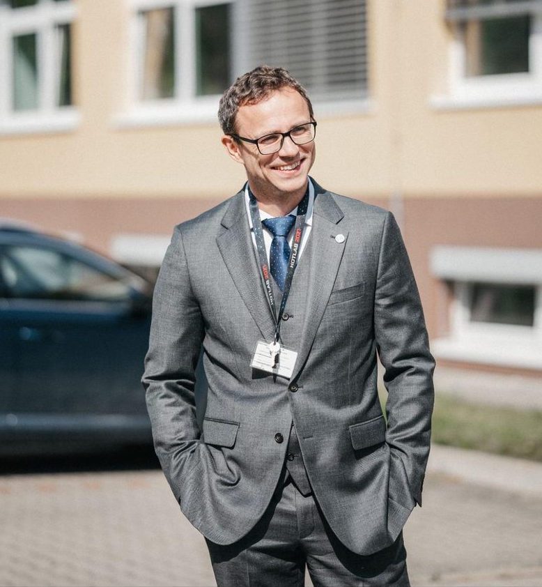 07_ondrej_srba_portret_chodba
